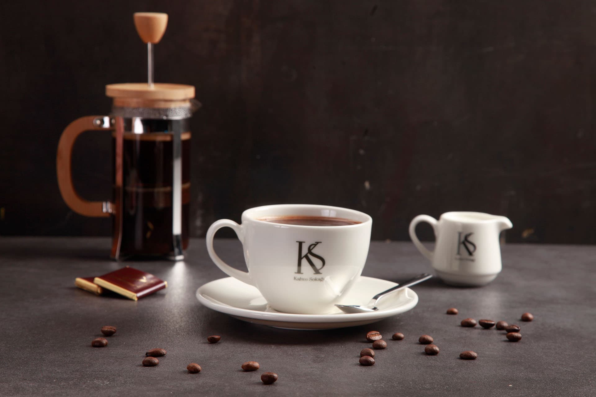 Kahve Sokağı fincanında demlenmiş kahve ve çekirdekler