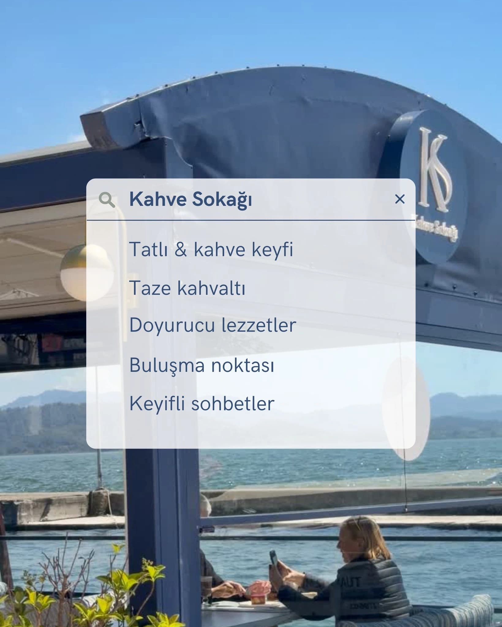 Deniz kenarında Kahve Sokağı şubesi