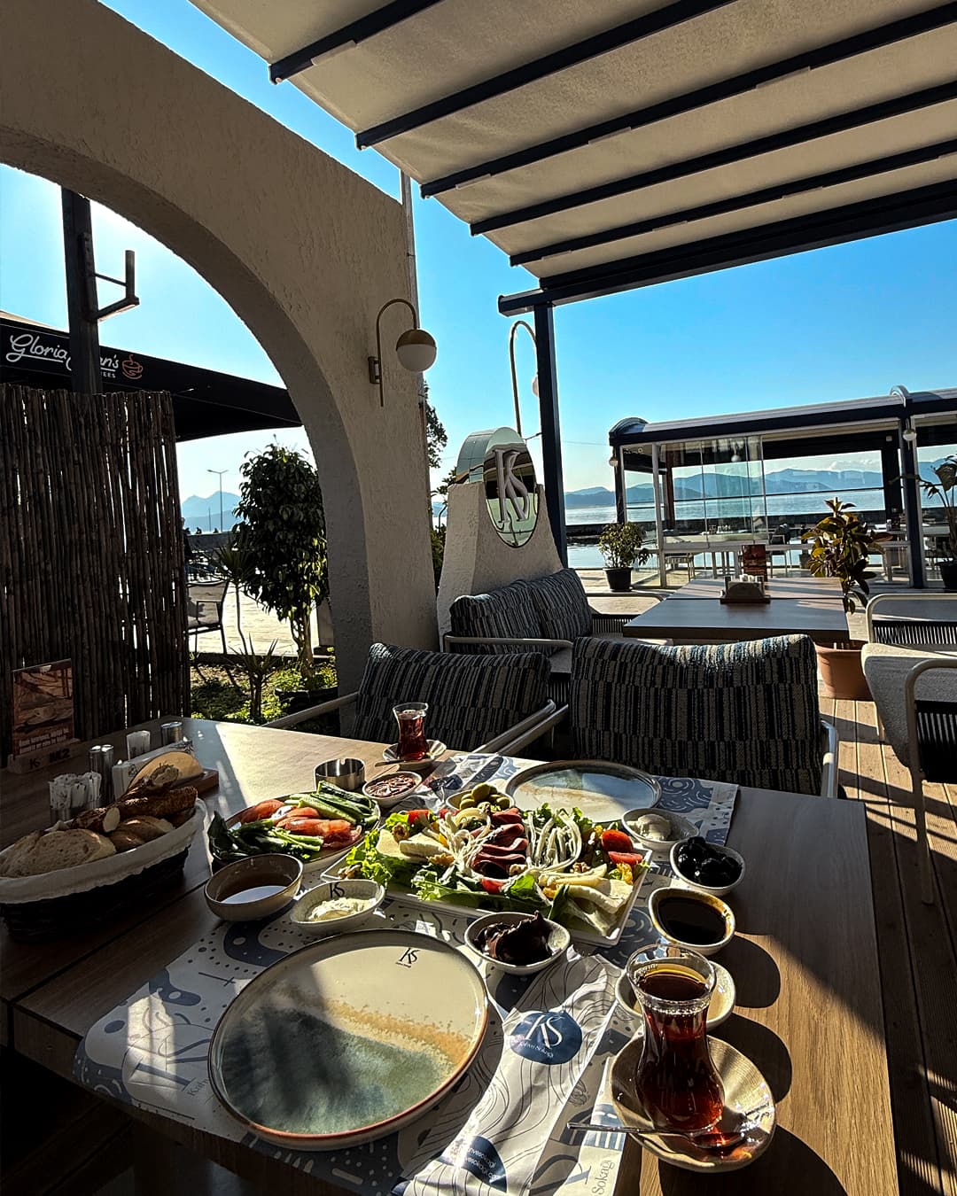 Kahve Sokağı'nda bir masa