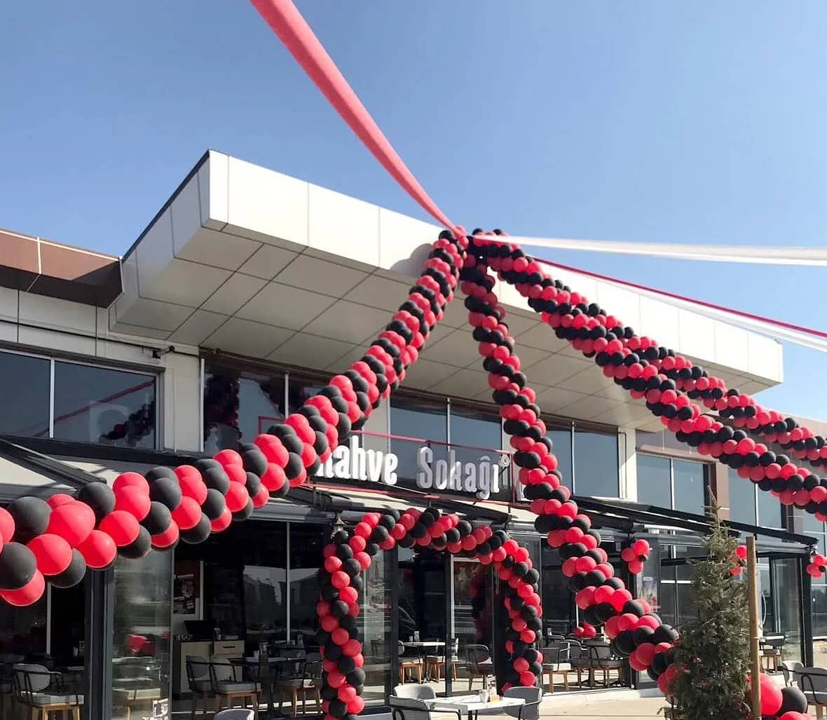 Kahve Sokağı şubesinin dış cephesi ve açık oturma alanı