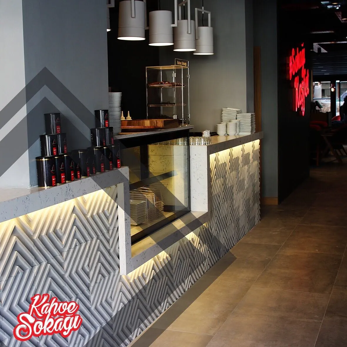 Kahve Sokağı şubesinde marka kahve kutuları ve bar tezgâhı