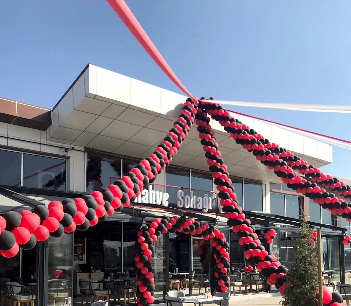 Açık oturma alanına sahip bir kafenin dış cephesi