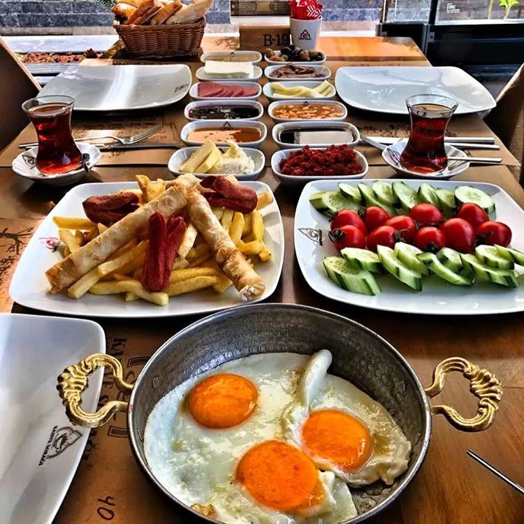 Kahve Sokağı standart menüsünden kahvaltı sunumu