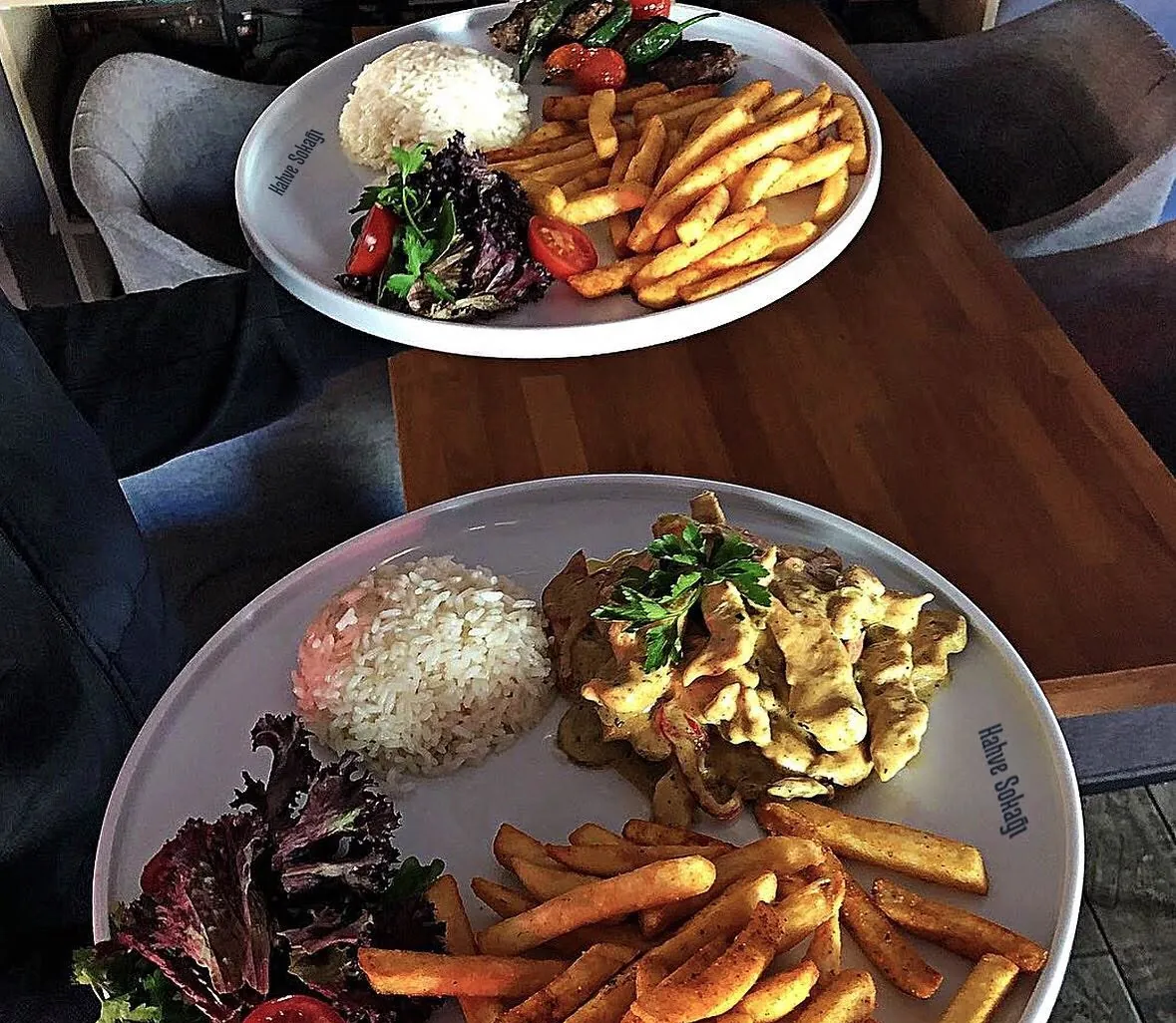 Kahve Sokağı şubesinde masaya servis edilen yemek tabakları